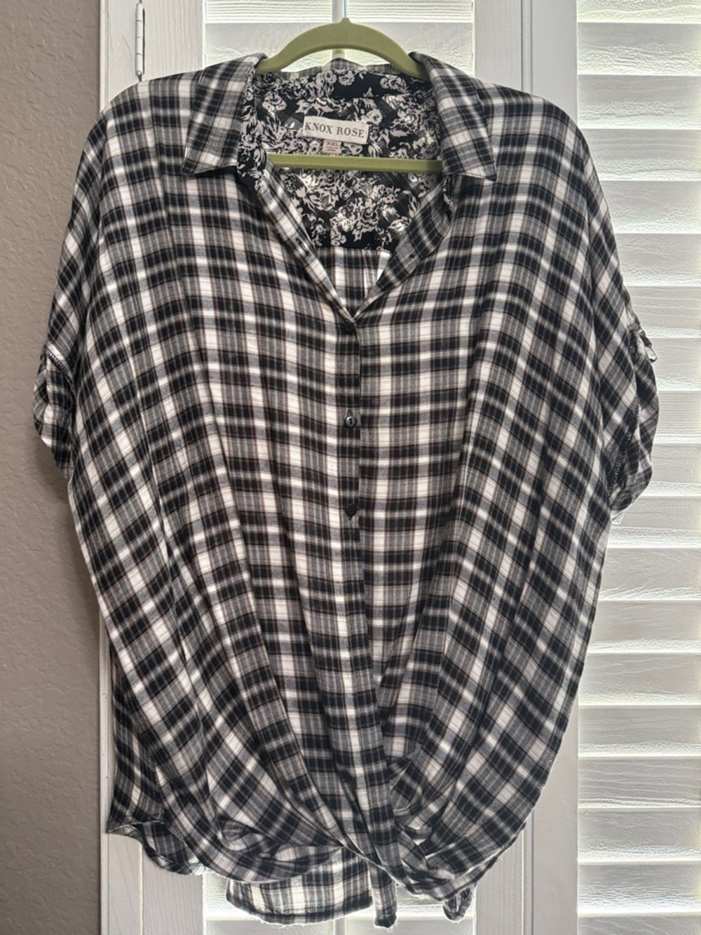 Knox Rose Black & White Plaid Twist-Hem Button Shirt